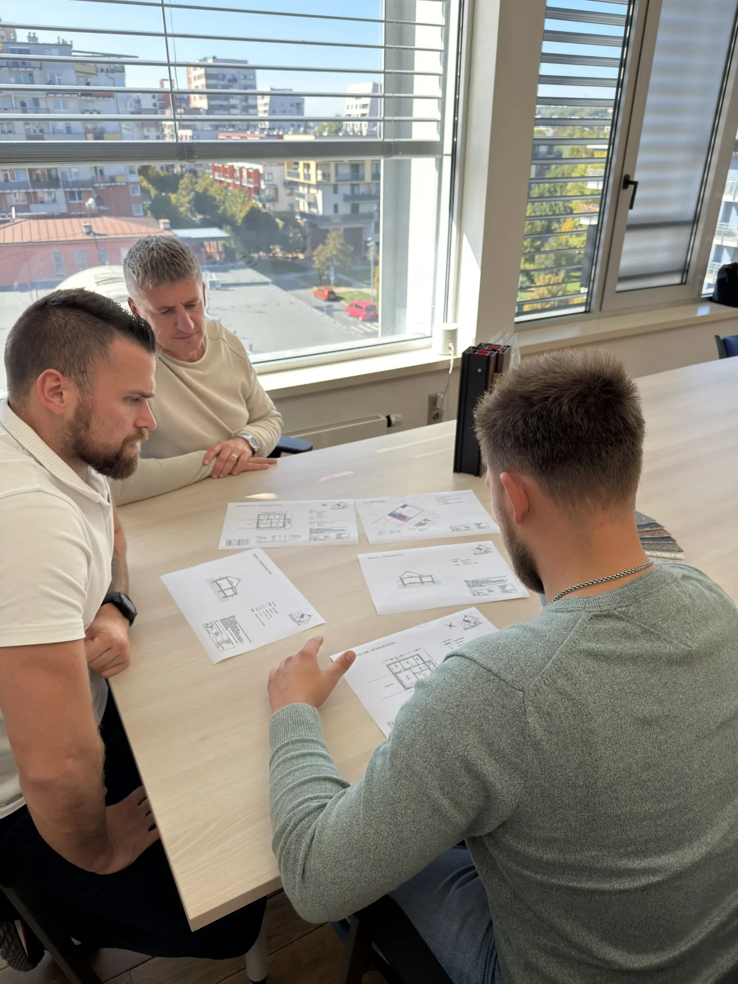 Konzultace nad výkresy domu v kanceláři NZÚ Renovace